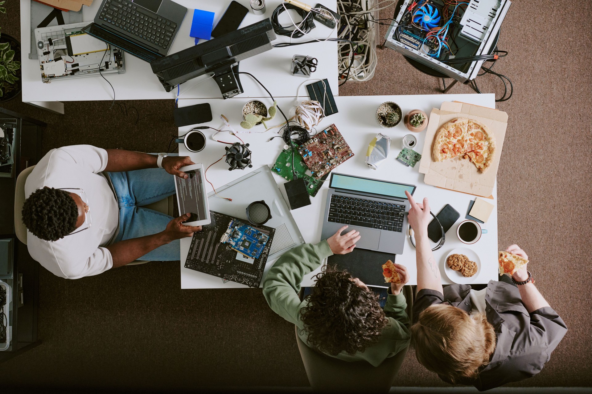 Collaborating in Technology Workspace with Multiple Devices
